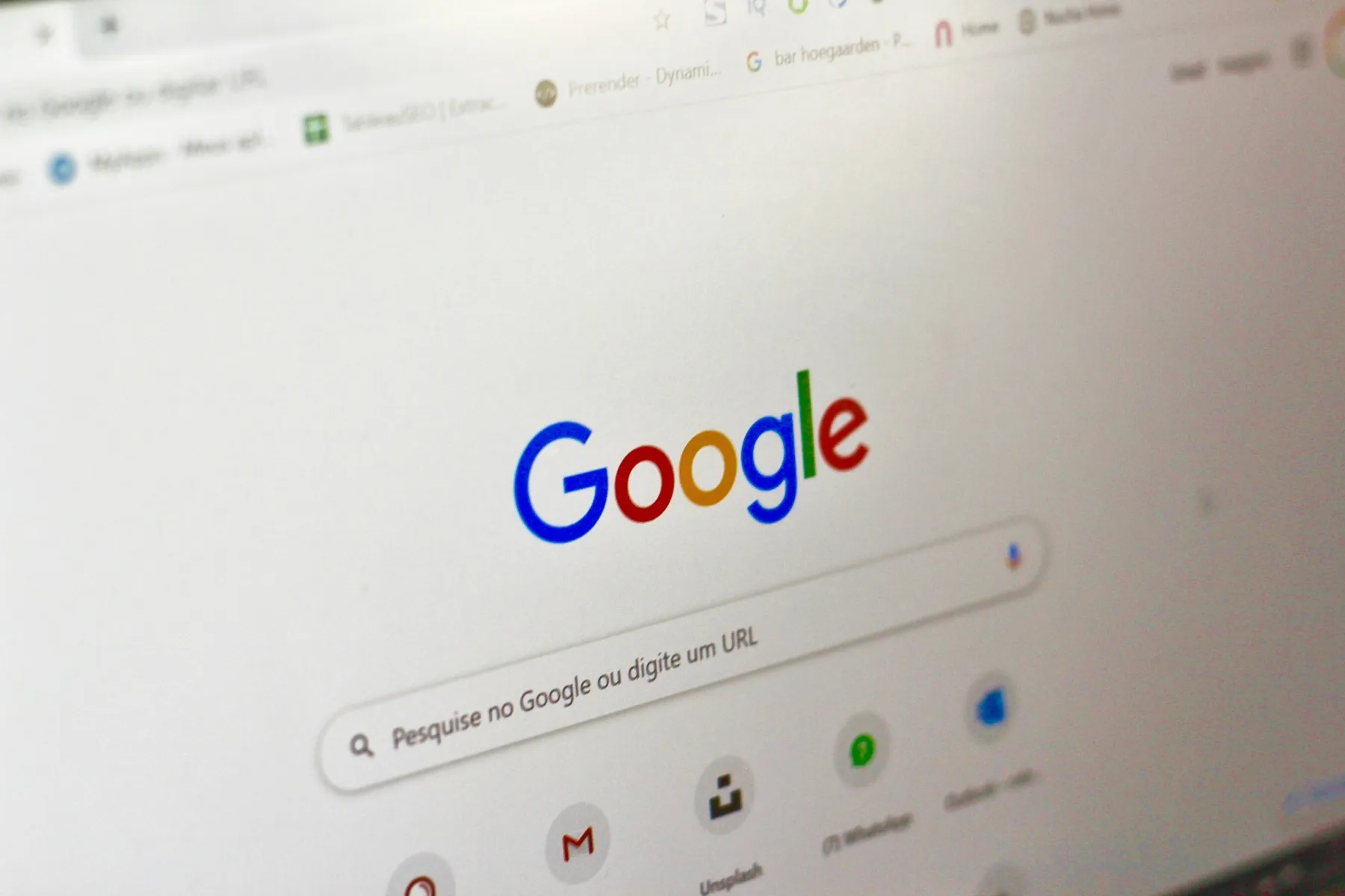 Computerbildschirm mit geöffneter Google-Suche