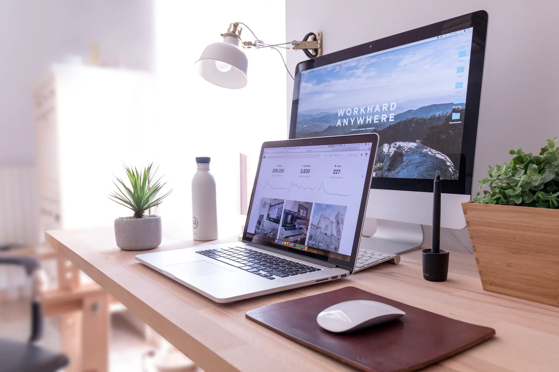 Arbeitsplatz mit MacBook und iMac als Beitragsbild zum sichtbaren Bereich einer Website