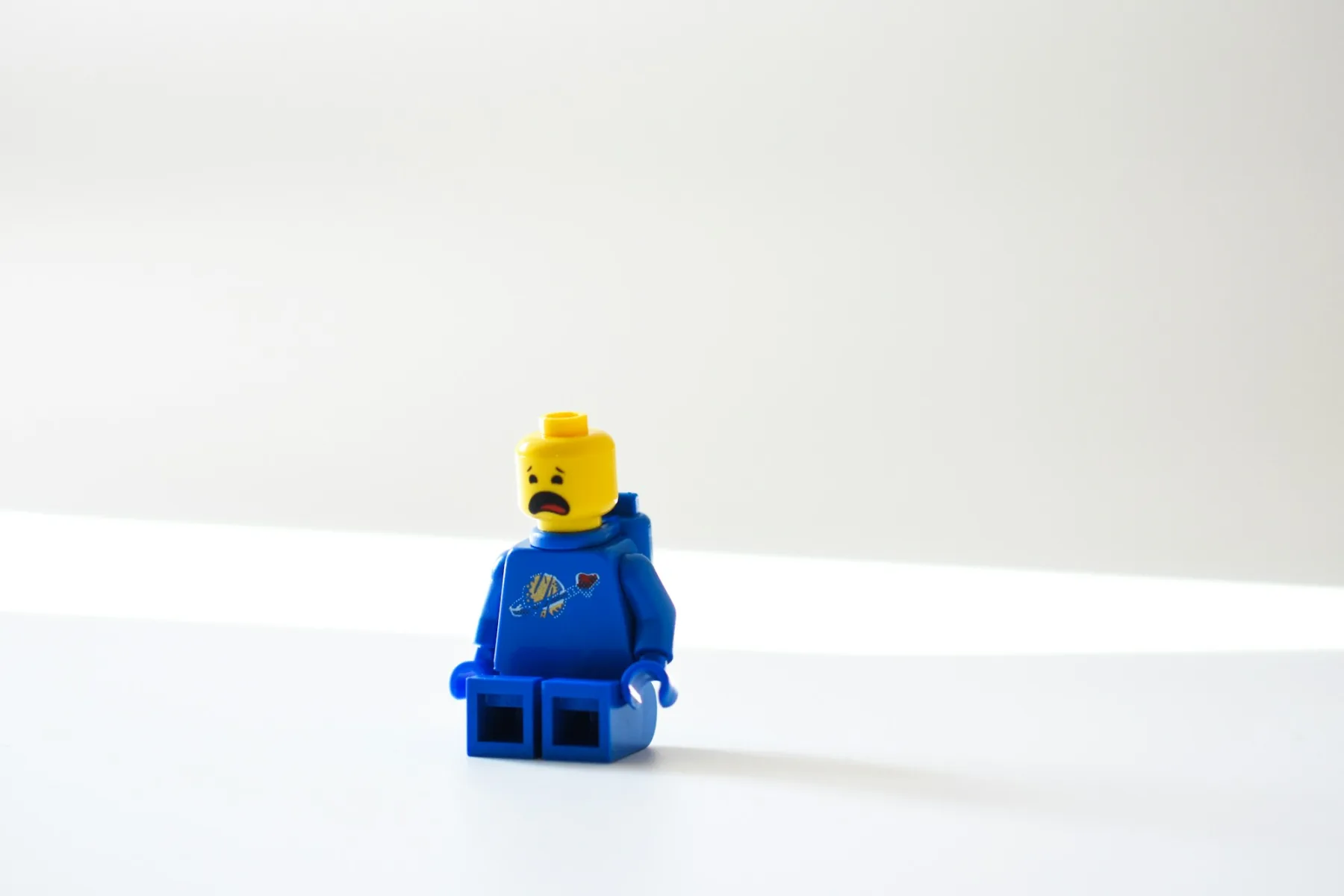 Blaue Lego-Minifigur auf weißer Oberfläche als Symbol für einen gezielten Angriff durch Dritte